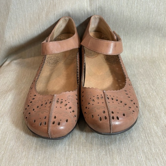 TAOS Sz 11 Tango Mary Jane Laser Floral Eyelet Comfort Shoes Velcro Straps - Picture 2 of 11